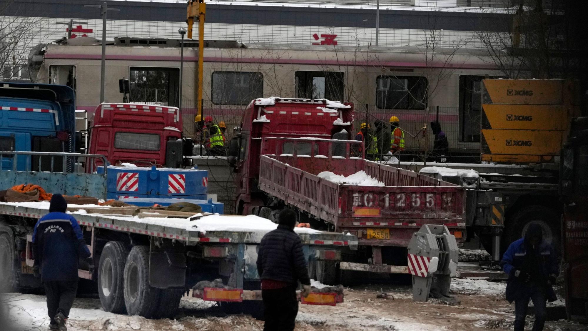 Polizisten stehen in der Nähe des Ortes, wo sich der Zug-Unfall in Peking ereignete. Wie die Behörden am Freitag mitteilten, ereignete sich der Unfall am Vorabend im gebirgigen Westen Pekings auf einem oberirdischen Abschnitt der Changping-Linie des weitläufigen U-Bahn-Systems.