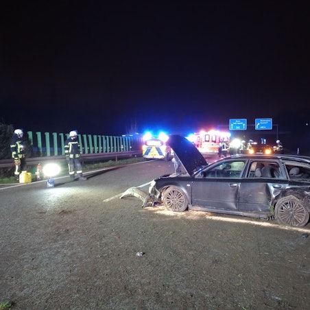 Ein Unfallauto steht auf der Autobahn.
