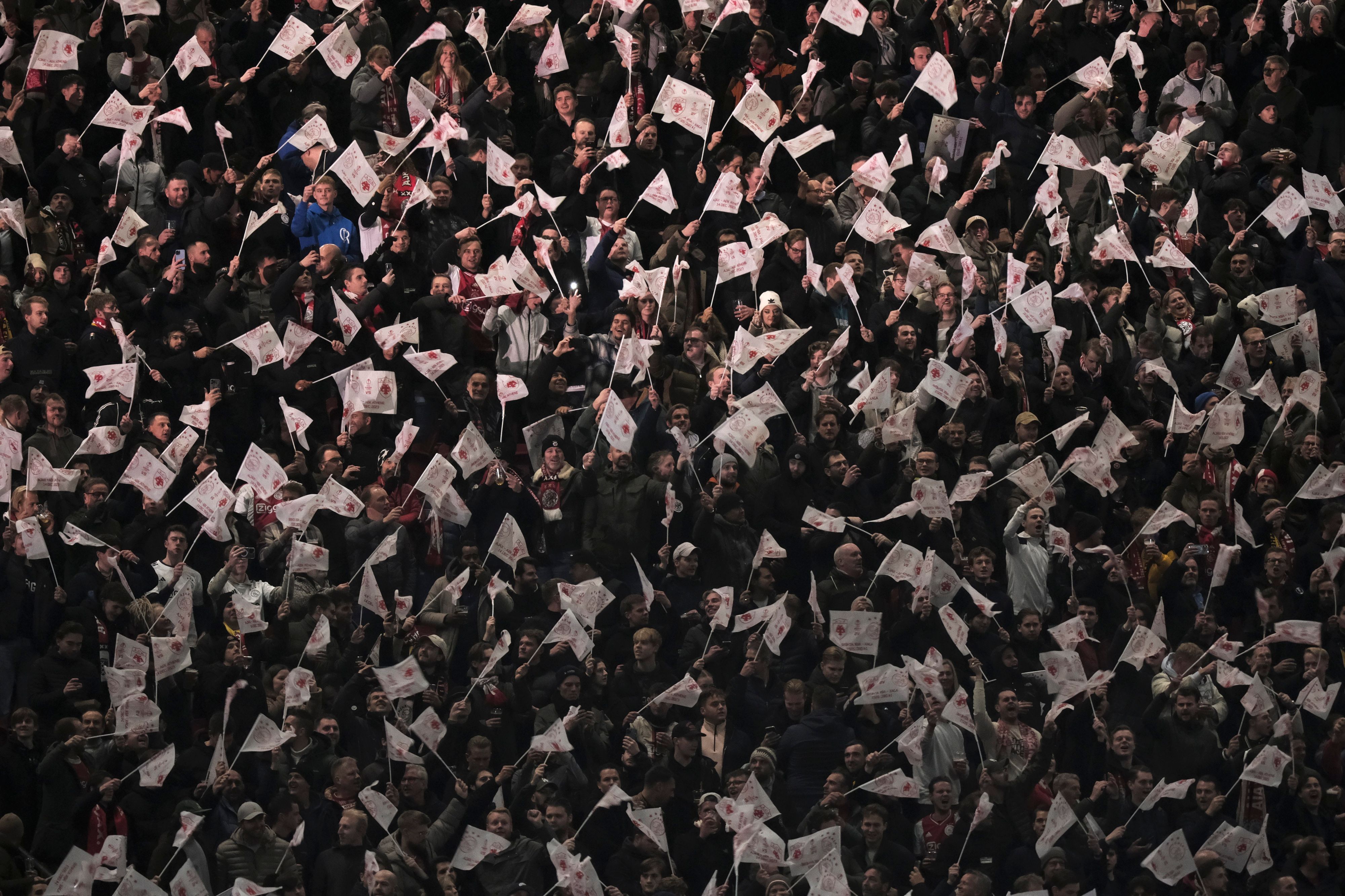 Fans warten auf den Start des Europa-League-Spiels zwischen Ajax und AEK Athen in der Johan Cruyff Arena in Amsterdam.