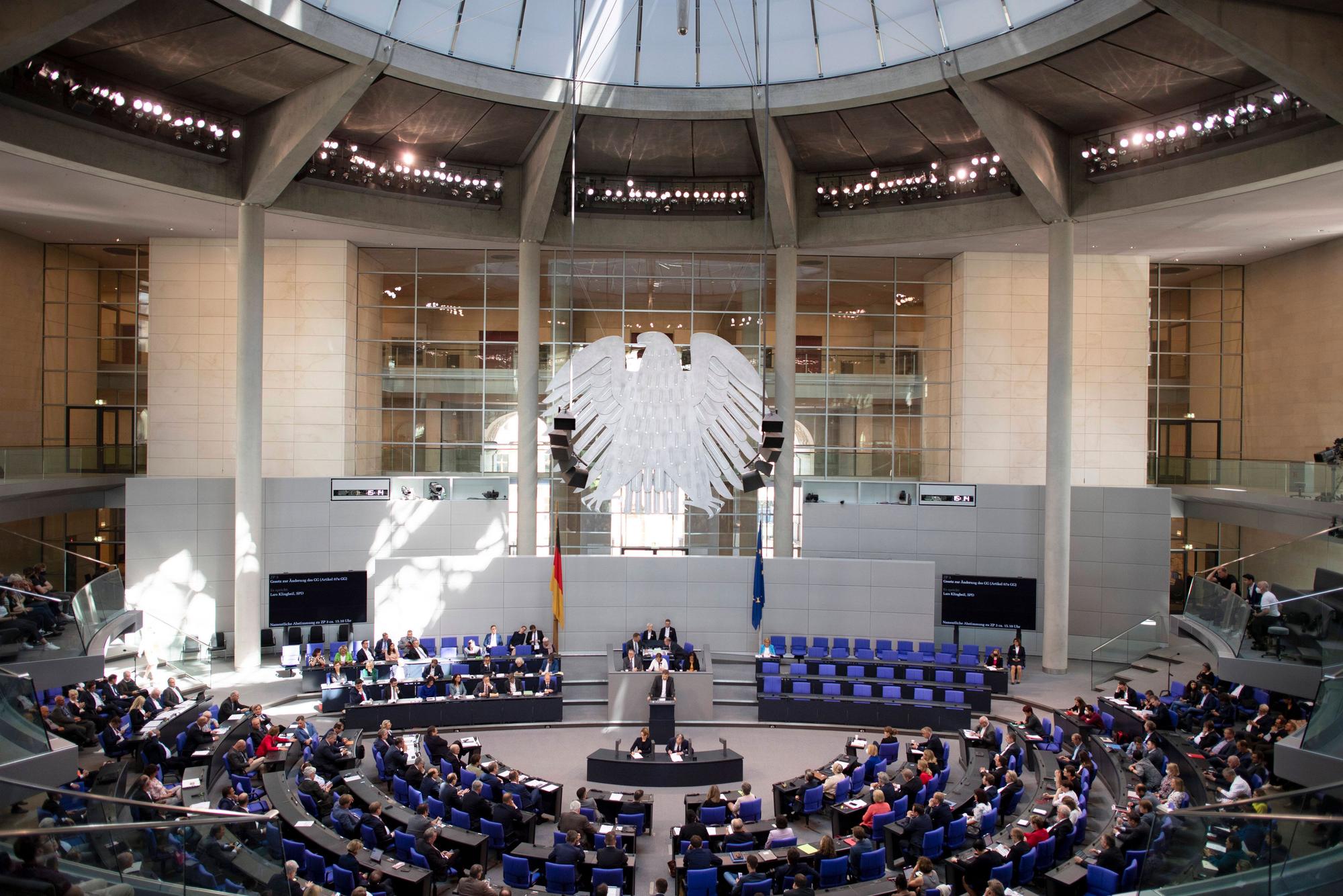 Ein Blick auf den nahezu vollbesetzten Plenarsaal des Bundestags