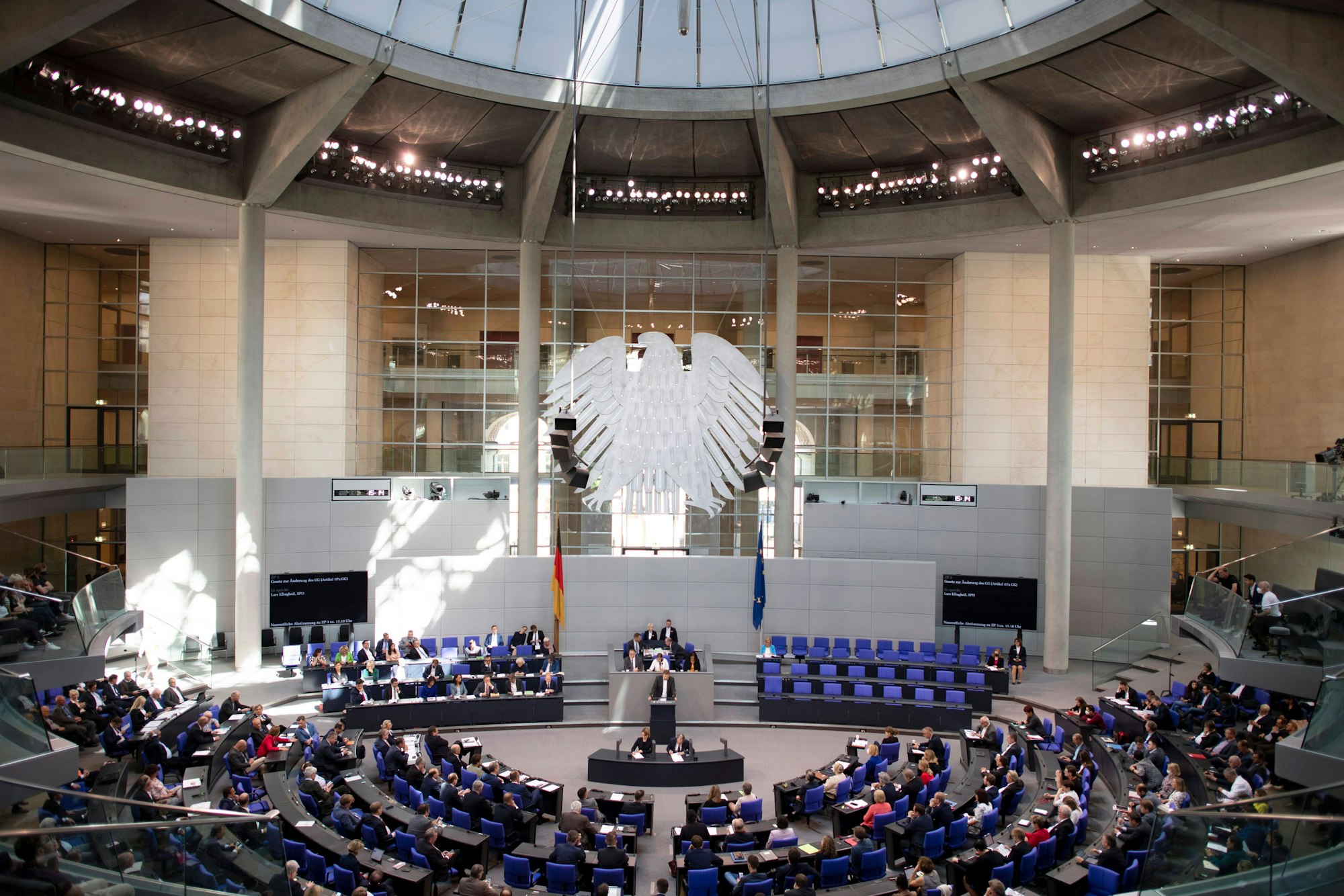 Ein Blick auf den nahezu vollbesetzten Plenarsaal des Bundestags