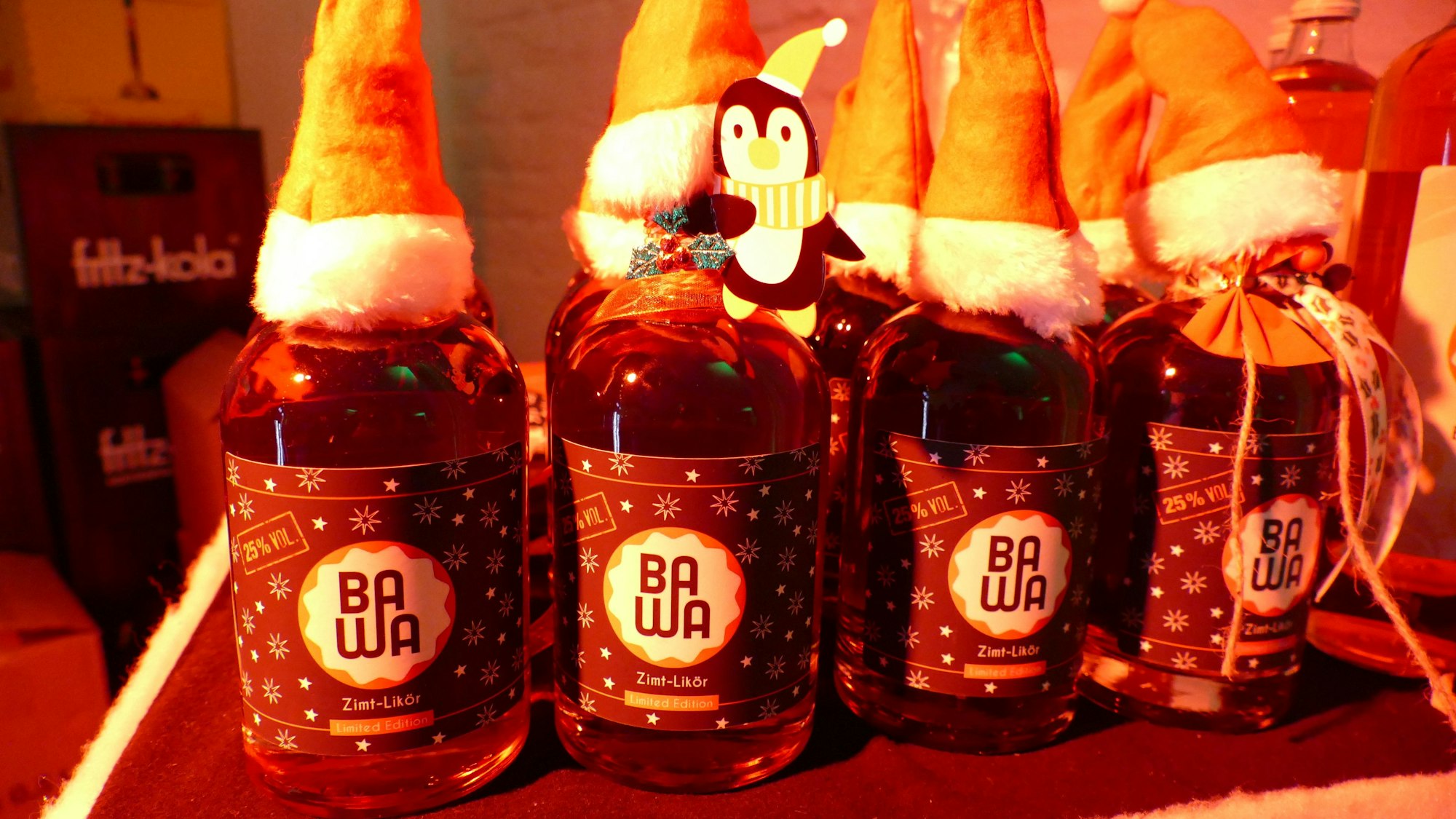 Der Likör steht in einem Häuschen.