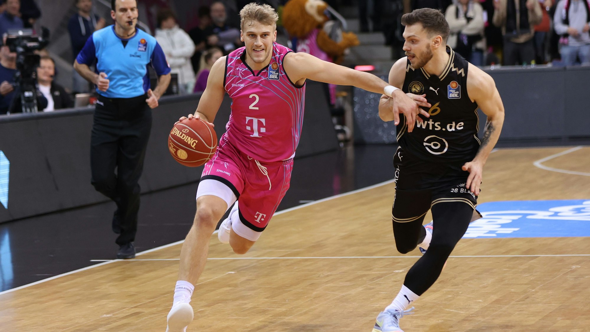 Sam Griesel läuft mit dem Ball nach vorne und versucht den Gegner wegzuhalten.