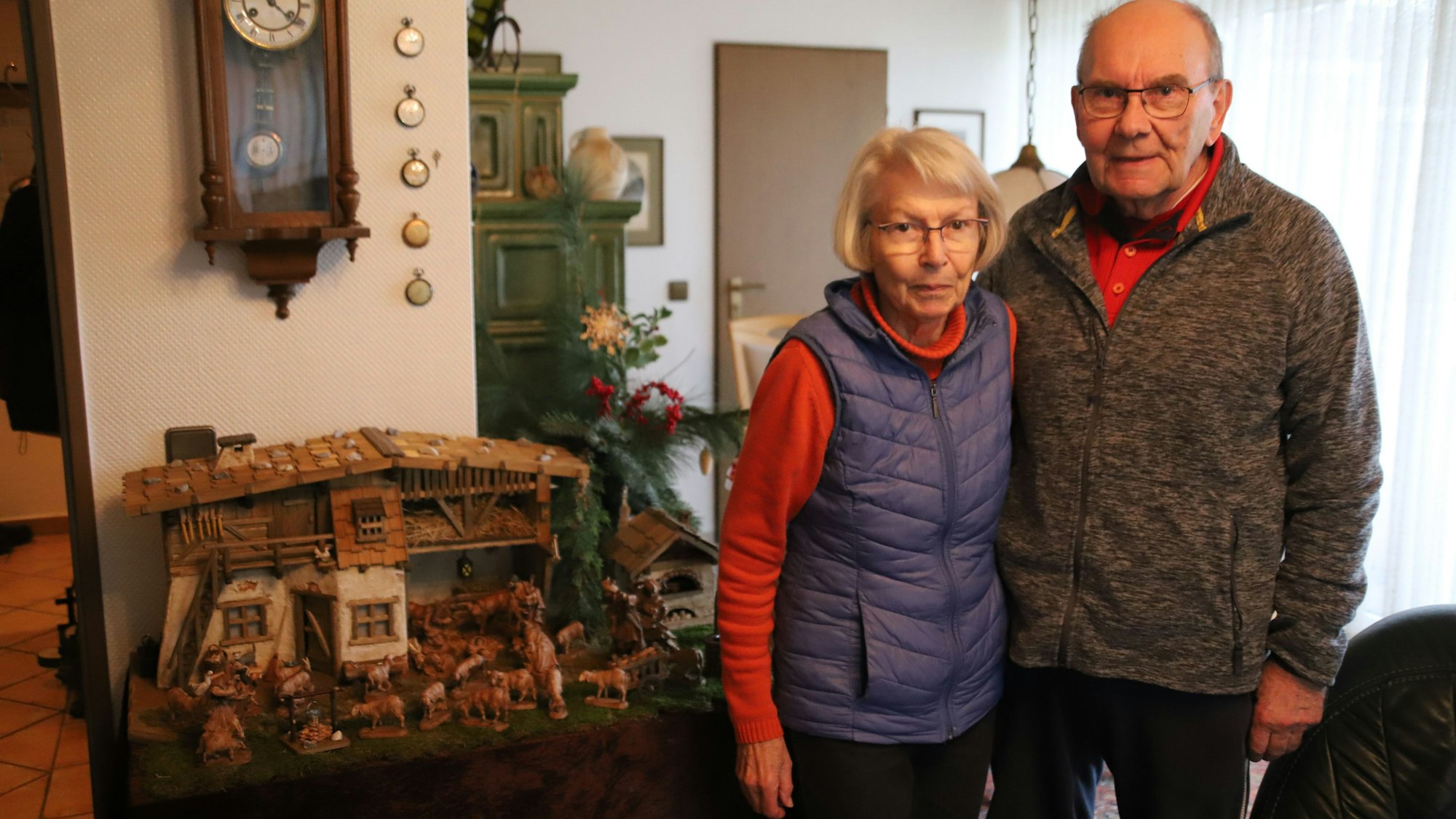 Werner Lehrmann baut seit 25 Jahren orientalische und Allgäu-Krippen, jetzt will der 84-Jährige kürzer treten. Seine Frau Hildegard unterstützte ihn beim Verkauf.