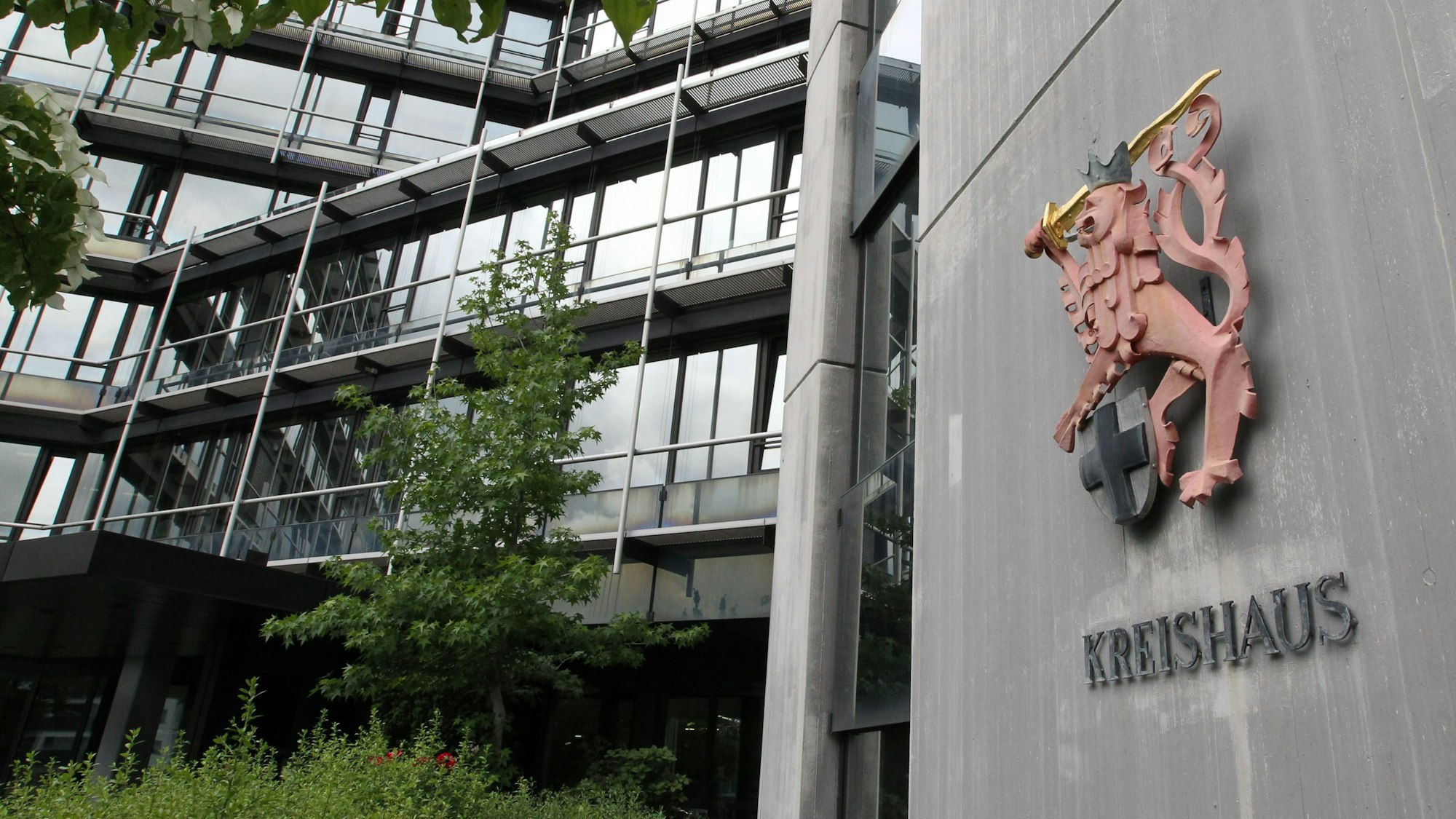 Die Außenfassade des Siegburger Kreishauses.