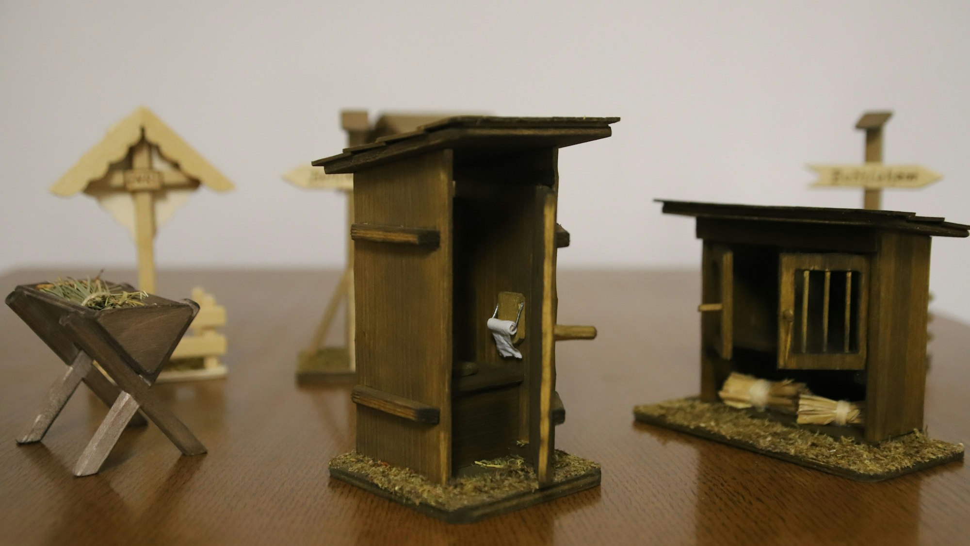 Im Klohäuschen hängt sogar eine echte Klopapierrolle, nur millimetergroß.