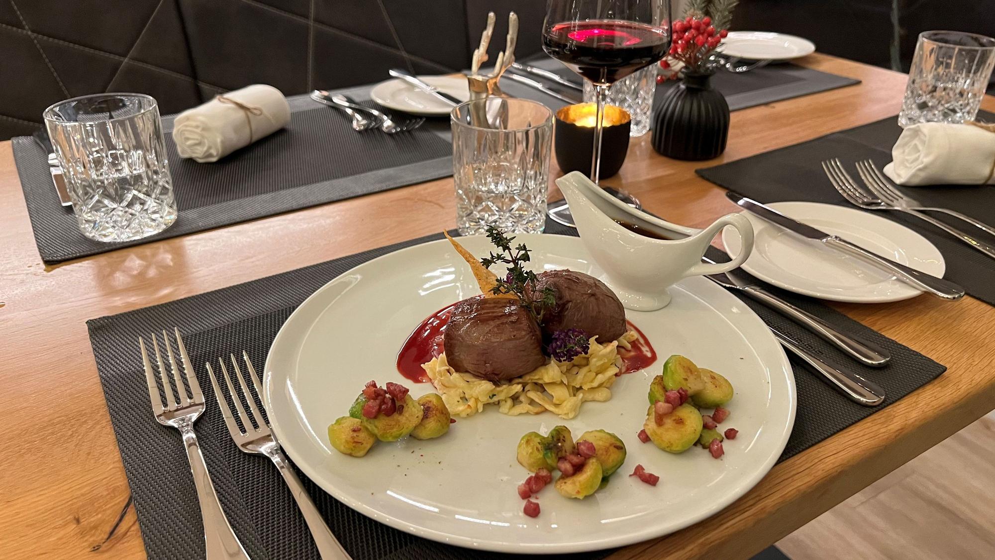 Hirschsteak, Spätzle, Rosenkohl und Speck von Chefkoch des Vorgebirgsblicks zubereitet.