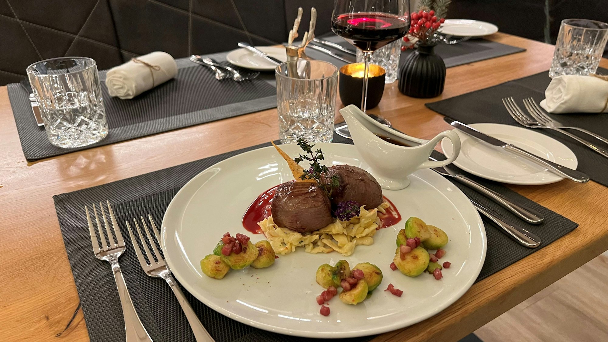 Hirschsteak, Spätzle, Rosenkohl und Speck von Chefkoch des Vorgebirgsblicks zubereitet.