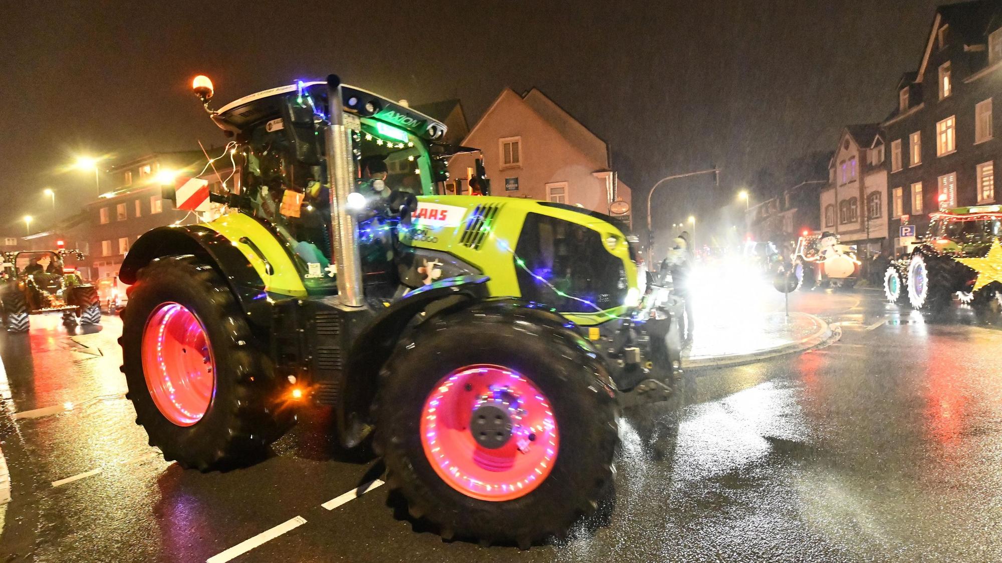 Bild eines mit Lichter behangenen Traktors