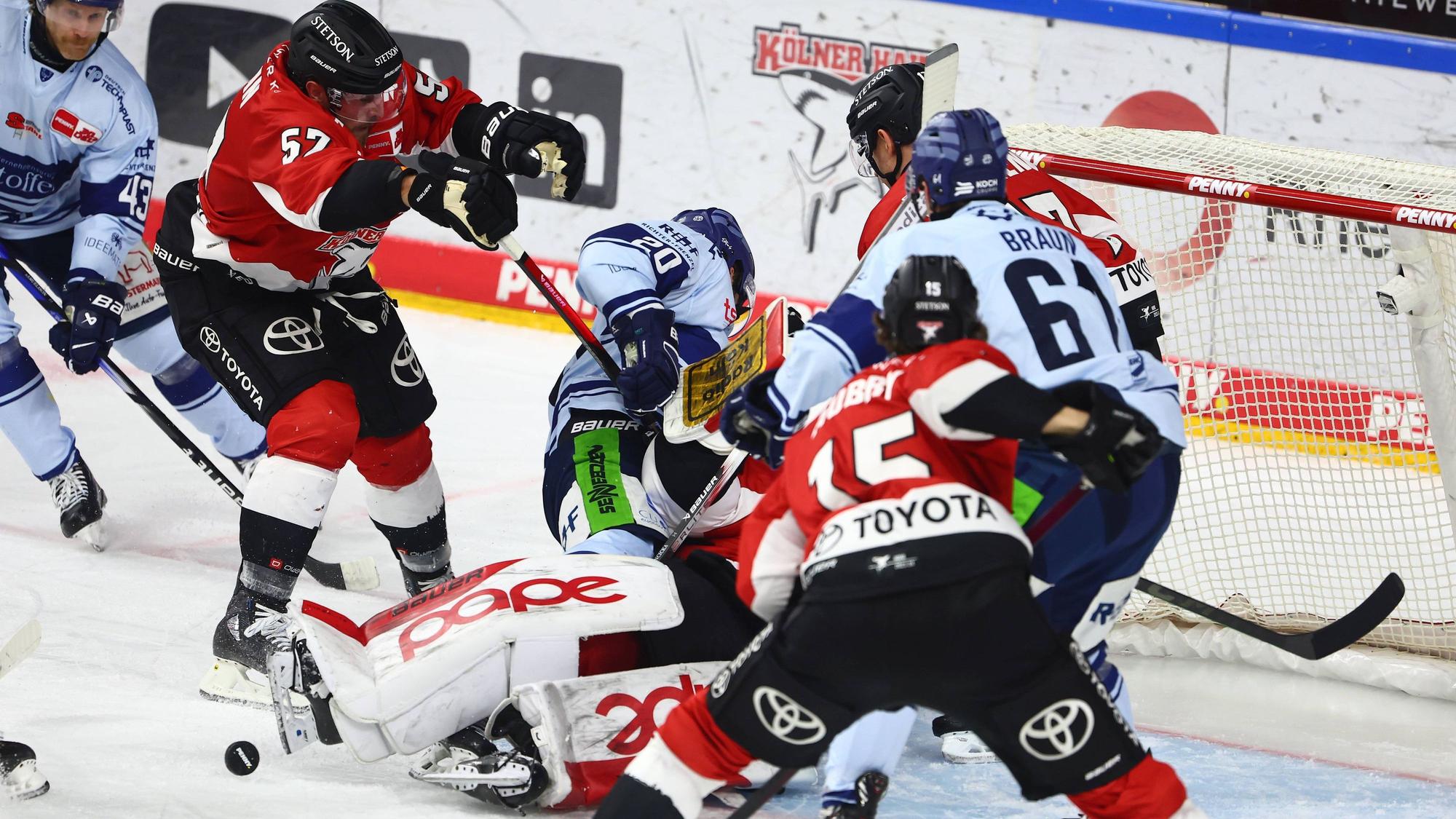 Mit vereinten Kraeften verhindern die Koelner Spieler ein Gegentor Koelner Haie vs Straubing Tigers,