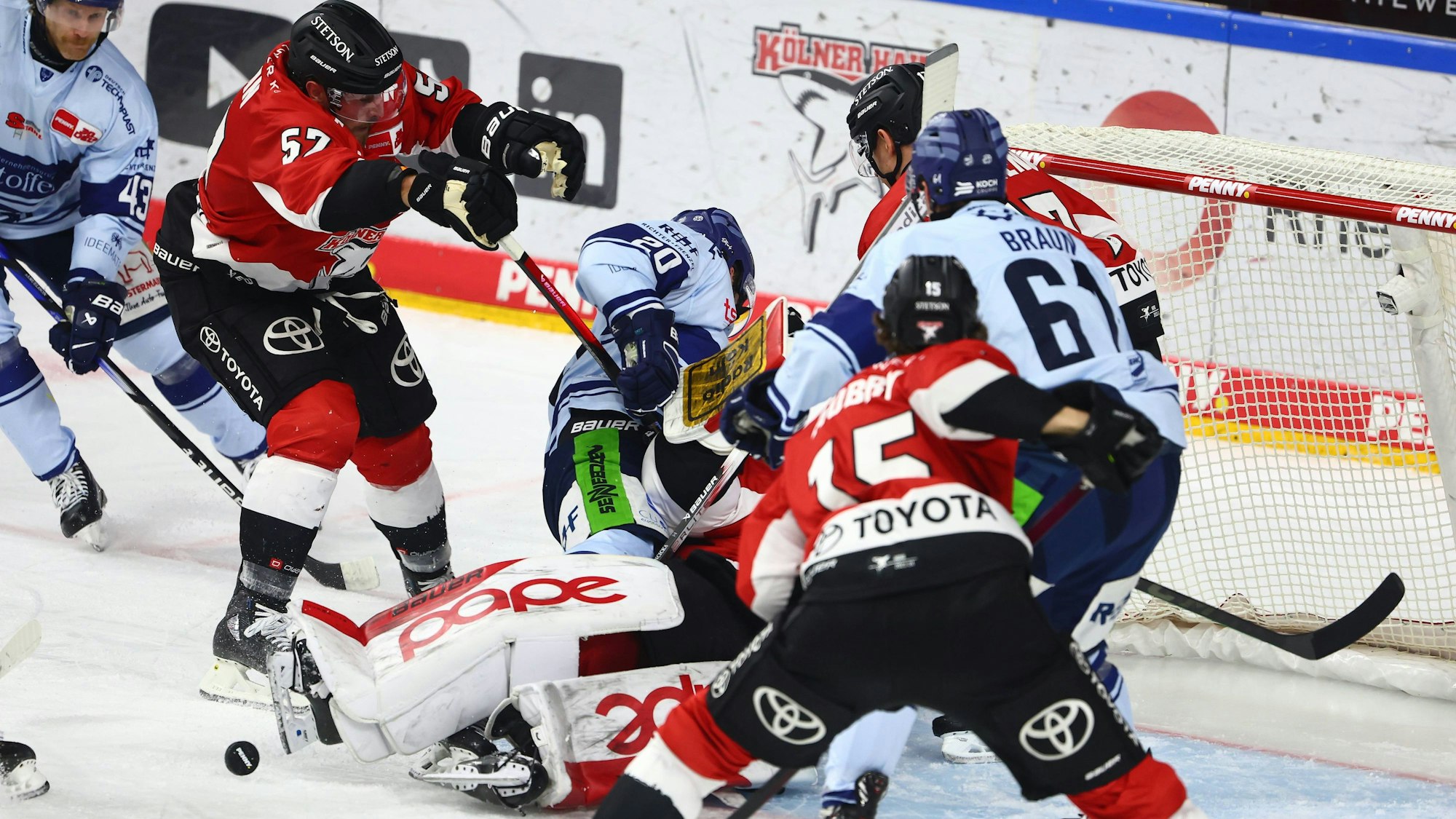 Mit vereinten Kraeften verhindern die Koelner Spieler ein Gegentor Koelner Haie vs Straubing Tigers,