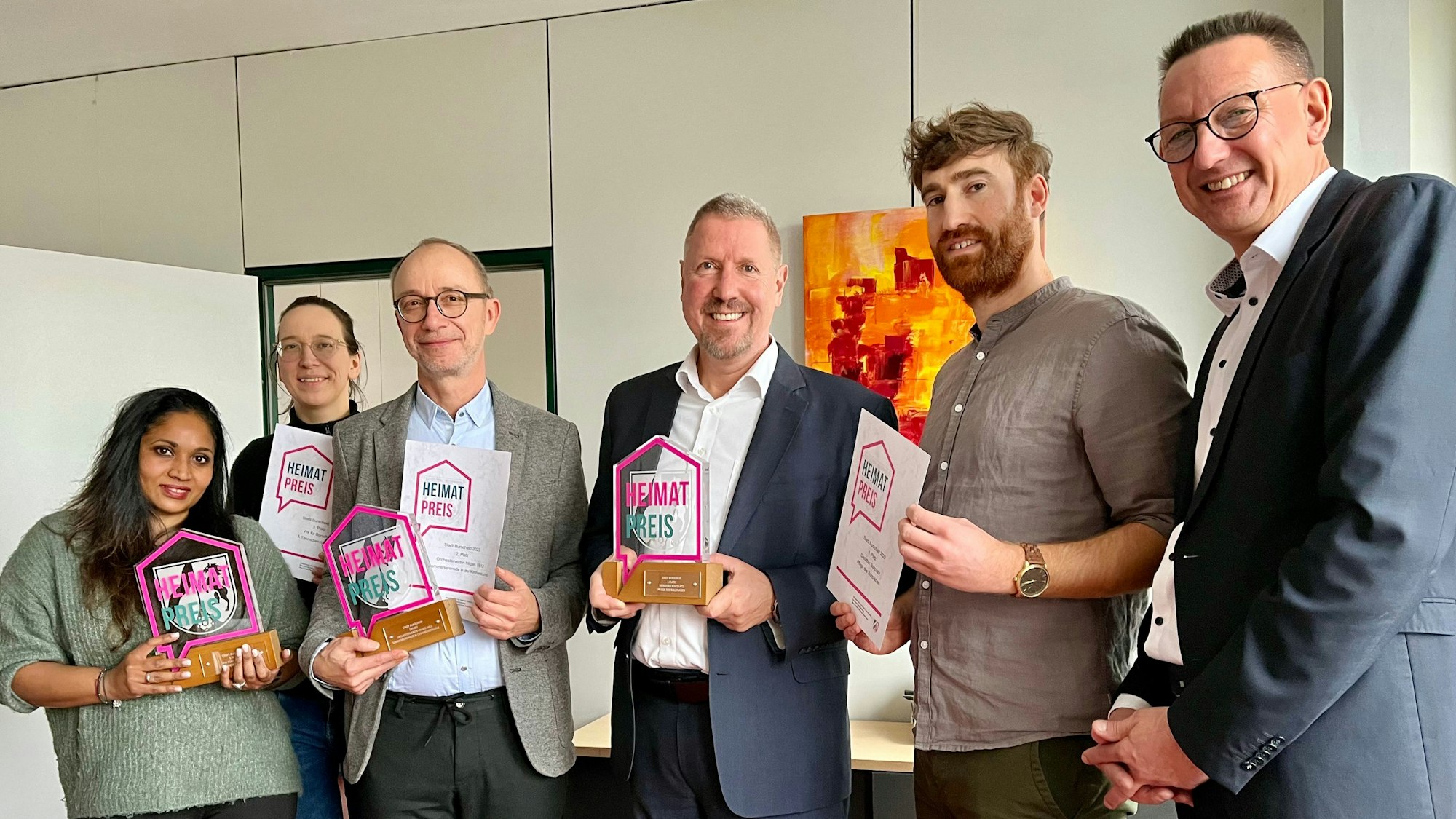 Sujatha Hoffman und Andrea Lunau vertreten „A Tännchen in the City“, Martin Mudlaff steht für den Orchesterverein Hilgen, Thomas Altenseuer und Nils Dünweg sind die Gesichter des Dierather Bolzplatz e.V. – daneben Burscheids Bürgermeister Dirk Runge.