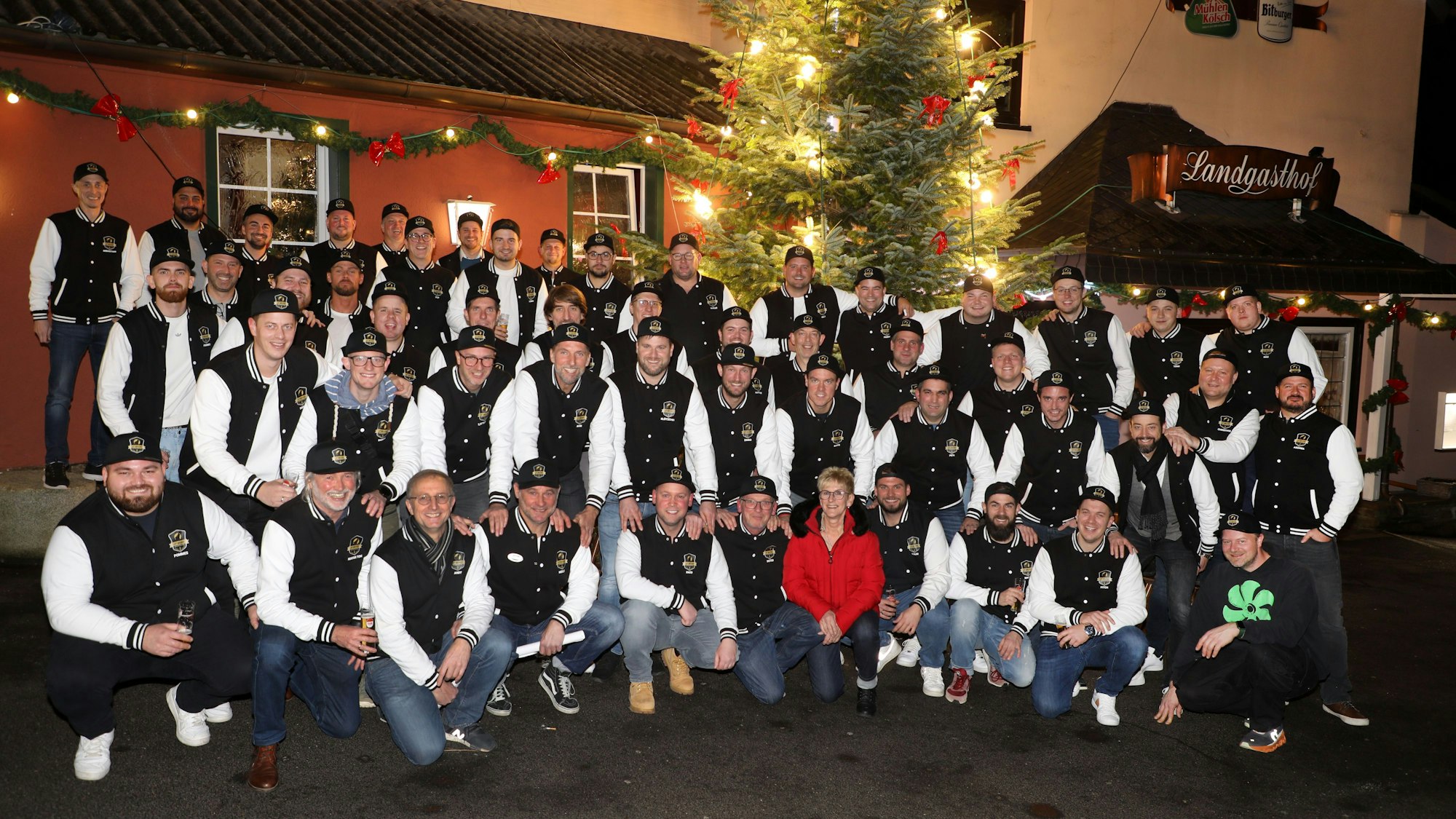 Ein Chor junger Männer hat sich zum Gruppenbild vor dem Landgasthof Haus Altenrath in Overath-Marialinden aufgestellt.