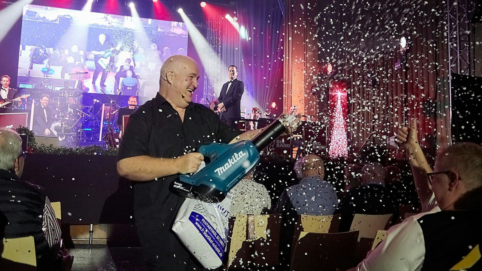 Mit einem Laubbläser sorgt der Comedian für Konfetti-Schnee im Publikum.