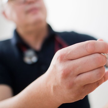 Ein Kinderarzt impft ein Kind mit einem 6-fach-Kombinationsimpfstoff gegen Diphtherie, Tetanus (Wundstarrkrampf), Kinderlähmung (Polio), Keuchhusten (Pertussis), Haemophilus influenzae Typ b (Hib) und Hepatitis B.