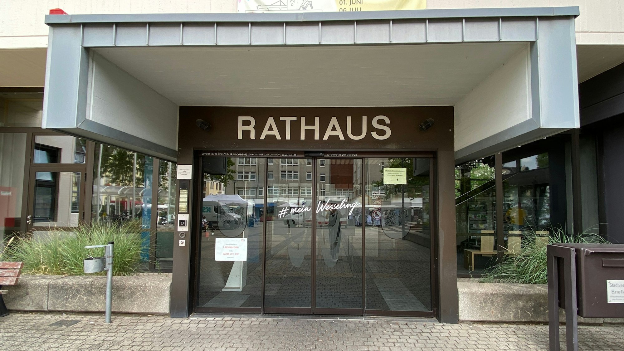 Zu sehen ist der Eingang des Wesselinger Rathauses.