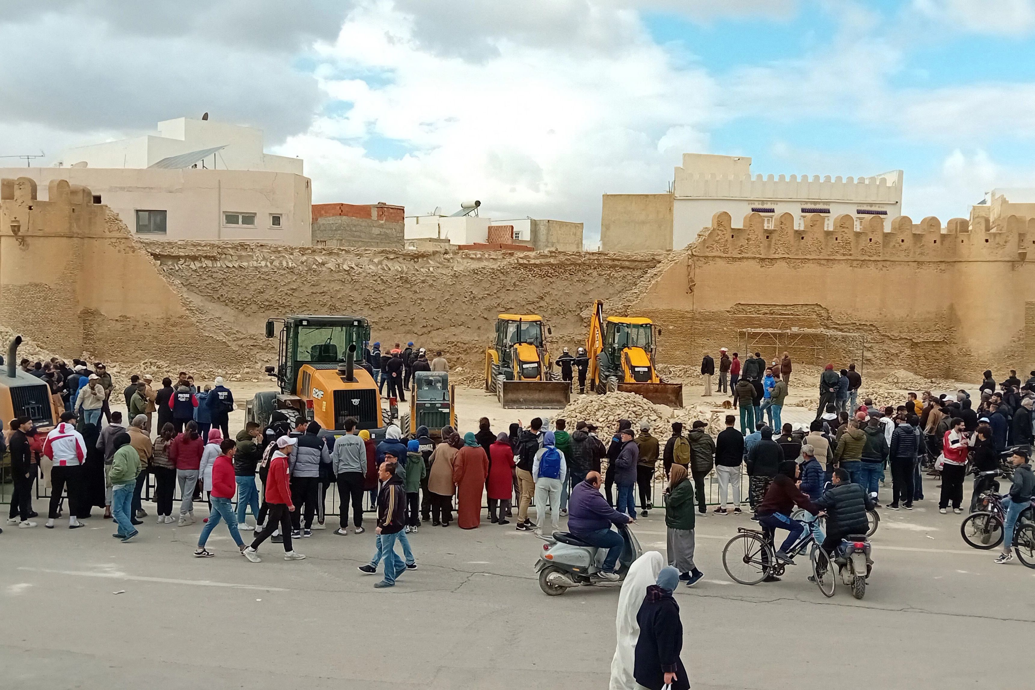 Nach dem Einsturz der Stadtmauer in Kairouan räumen Bagger die Trümmer auf.