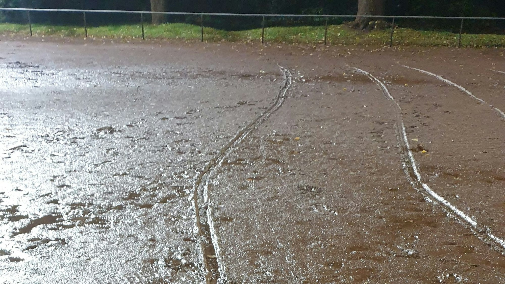 Der Aschenplatz lässt einfaches Training nicht zu.