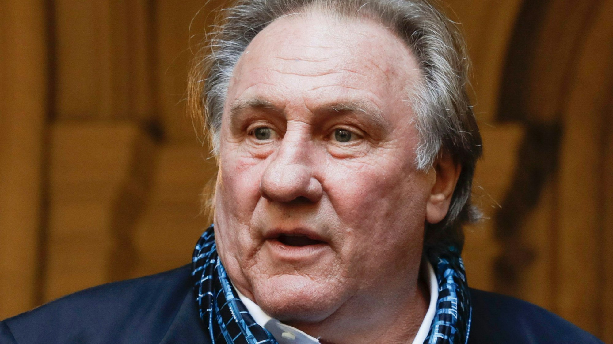 Der französische Schauspieler Gérard Depardieu blickt überrascht an der Kamera vorbei. (Archivbild)
