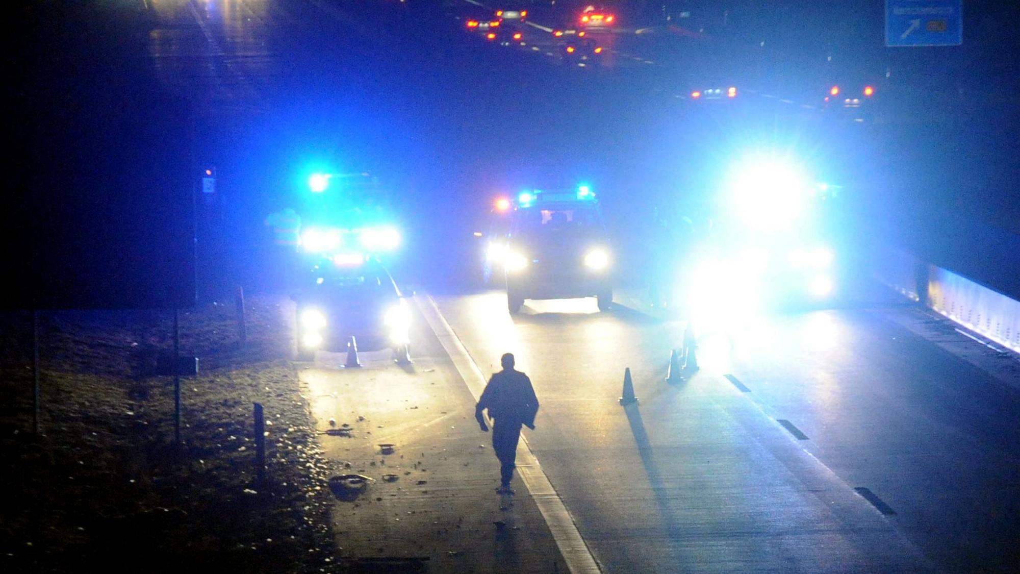 Einsatzwagen der Polizei auf einer Autobahn (Symbolfoto).