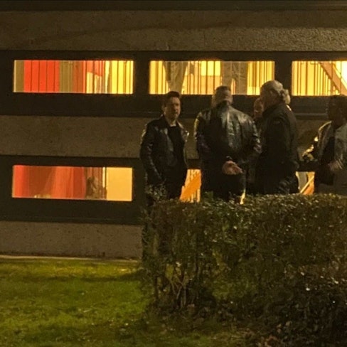 Oliver Pocher (links) am Freitagabend (15. Dezember) vor dem Euskirchener Stadttheater.