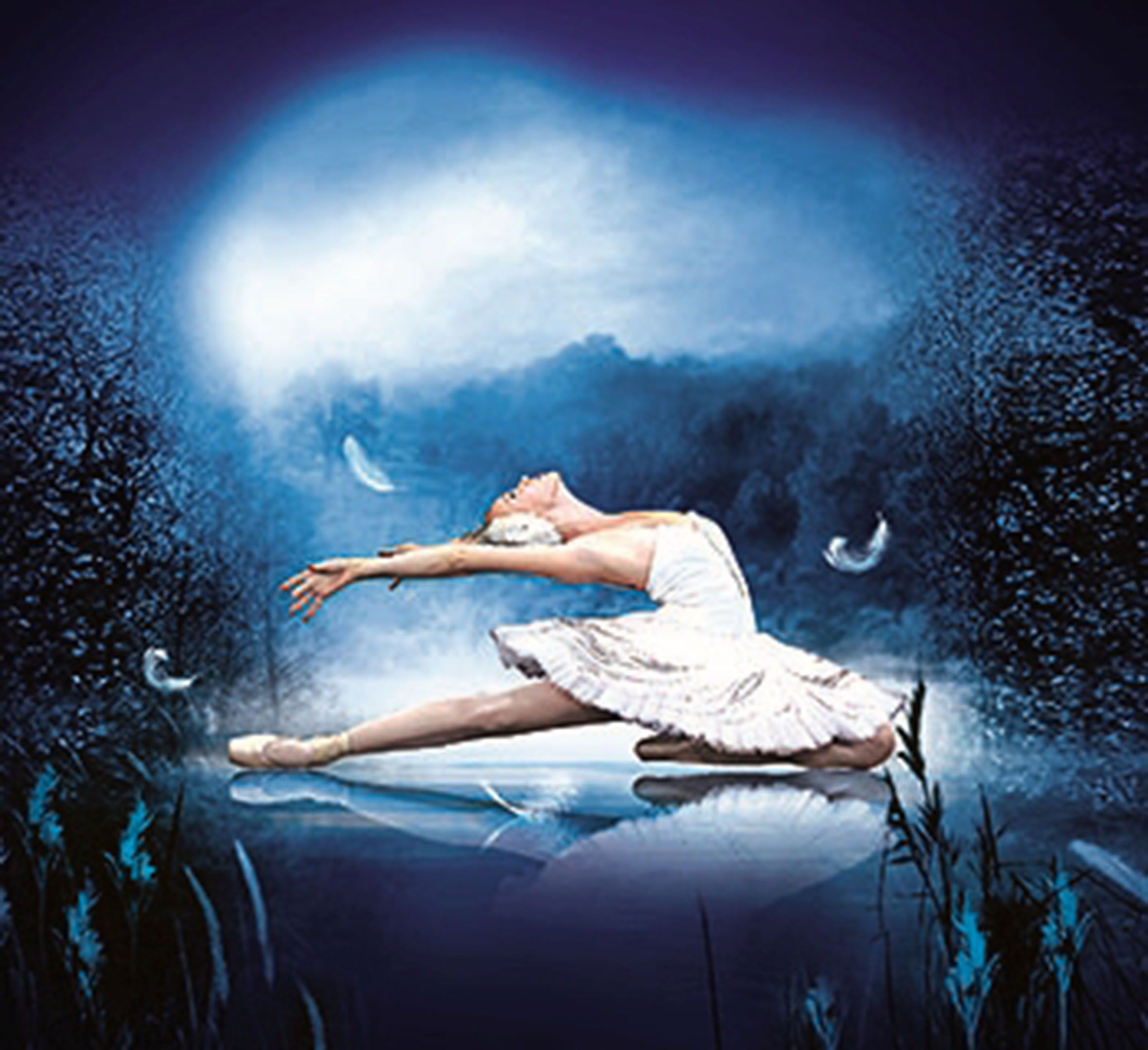 Eine Frau tanzt eine Szene aus dem Ballett Schwanensee.