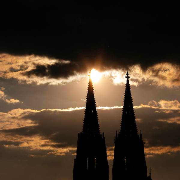 Gewitterwolken über dem Kölner Dom. (Symbolbild)