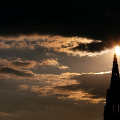 Gewitterwolken über dem Kölner Dom. (Symbolbild)