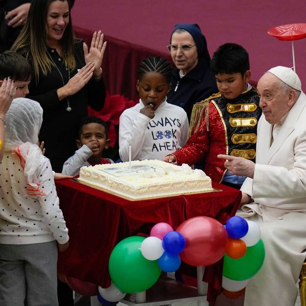 17.12.2023, Vatikan, Vatikanstadt: Papst Franziskus wird ein Kuchen angeboten, während er in der Paul VI.-Halle im Vatikan seinen Geburtstag mit Kindern feiert, die von der Santa Marta Krankenstation unterstützt werden. Papst Franziskus wird am 17. Dezember 87 Jahre alt. Foto: Alessandra Tarantino/AP/dpa +++ dpa-Bildfunk +++