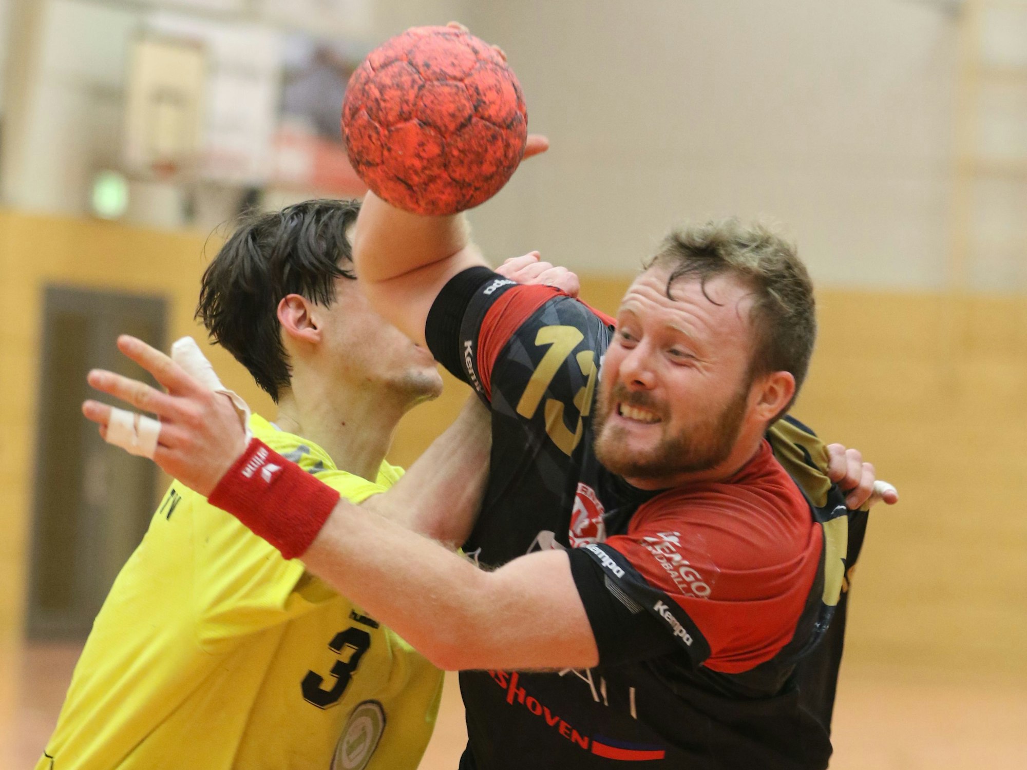 Palmersheims René Lönenbach, mit Ball in der Hand, versucht an seinem Gegner vorbeizukommen, wird aber festgehalten.
