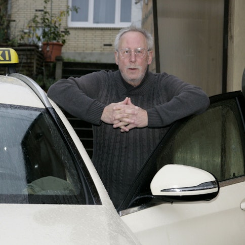 Das Bild zeigt Peter Gierens aus Frechen, der mehrere Jahrzehnte Taxi fuhr - überwiegend in den Nachtstunden.