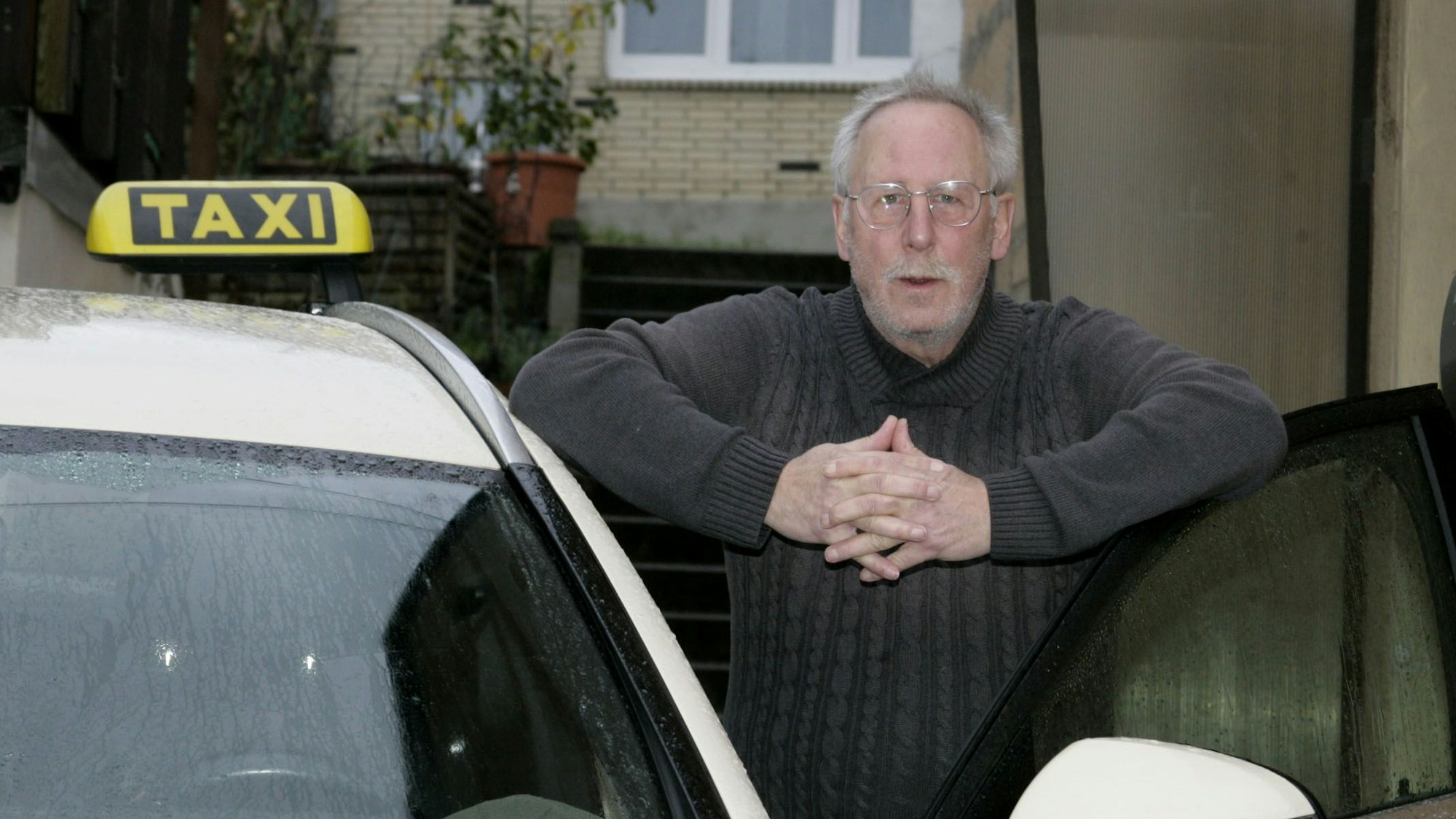 Das Bild zeigt Peter Gierens aus Frechen, der mehrere Jahrzehnte Taxi fuhr - überwiegend in den Nachtstunden.