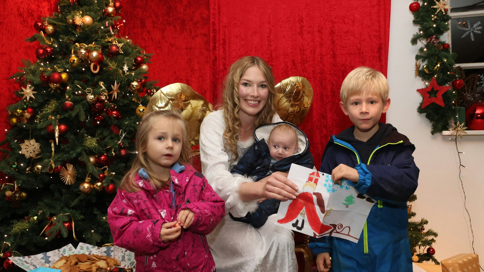 Christkindmarkt Engelskirchen, Leni (4), Milo (2 Mon.) und Jannis Reichenbach (6) besuchen das Christkind