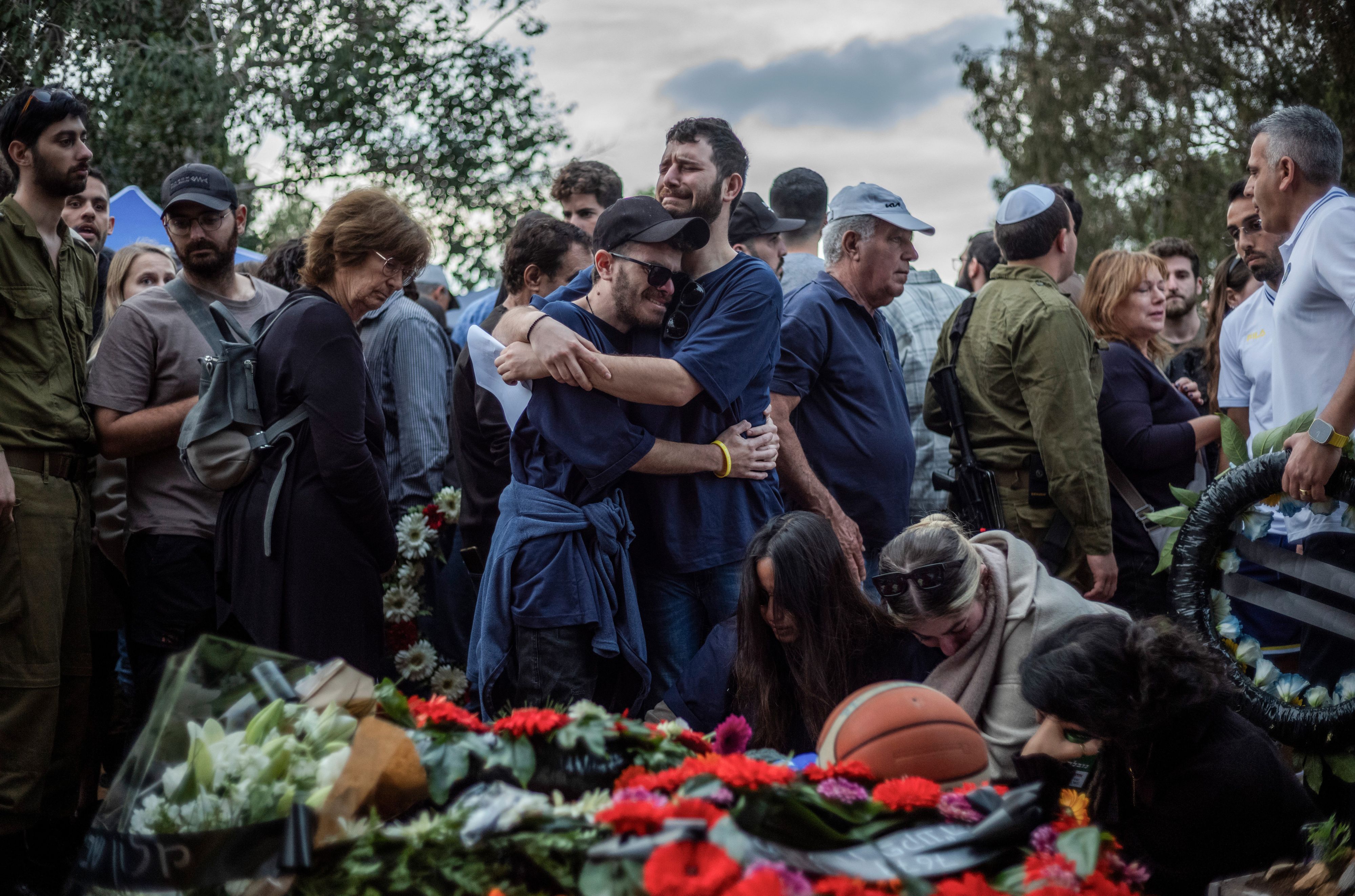 Im israelischen Kibbuz Schefajim nehmen Angehörige und Freunde an einer Beerdigung teil. Drei israelische Geiseln wurden irrtümlich durch Beschuss israelischer Soldaten getötet.