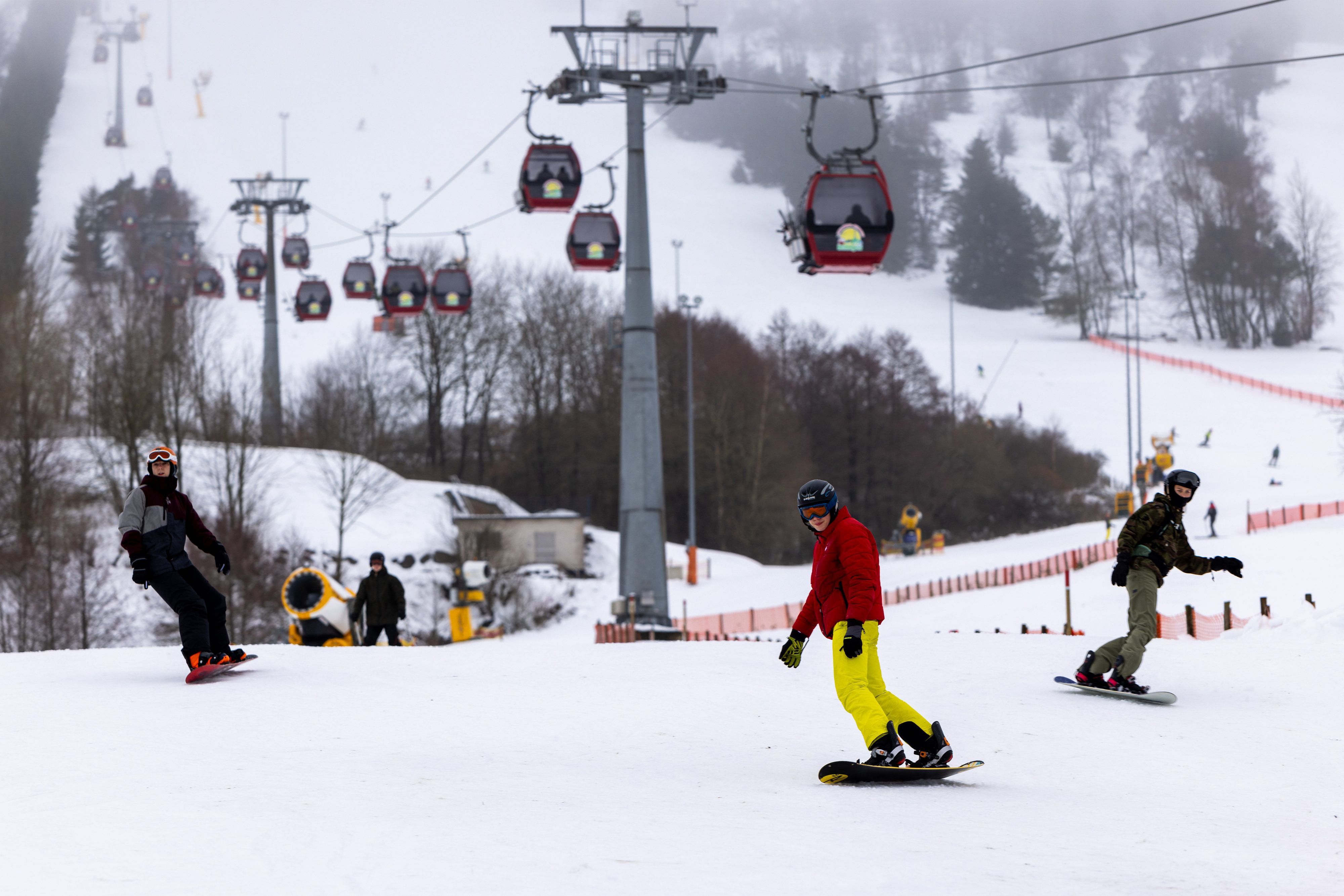 09.12.2023, Hessen, Willingen: Skifahrer und Snowboarder schwingen den Hang am rund 838 Meter hohen Ettelsberg im Skigebiet Willingen (Hochsauerland) hinab. Die Pisten sind aus Naturschnee und technisch erzeugtem Schnee präpariert. Foto: Christian Lademann/dpa +++ dpa-Bildfunk +++