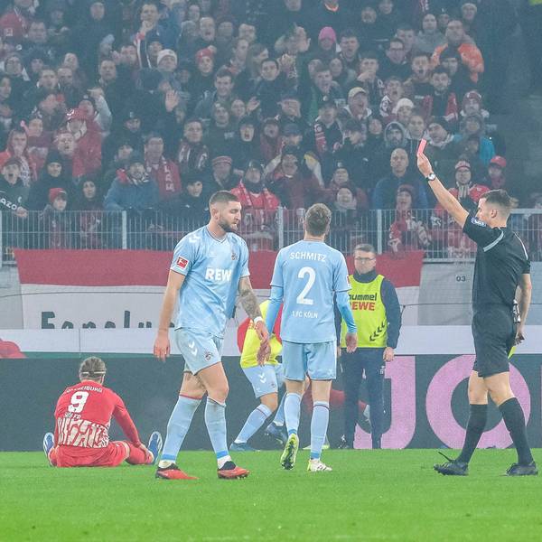 Harm Osmers Schiedsrichter zeigt Jeff Chabot 1. FC Koeln, 24 die Gelb-Rote Karte