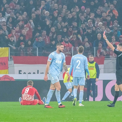 Harm Osmers Schiedsrichter zeigt Jeff Chabot 1. FC Koeln, 24 die Gelb-Rote Karte