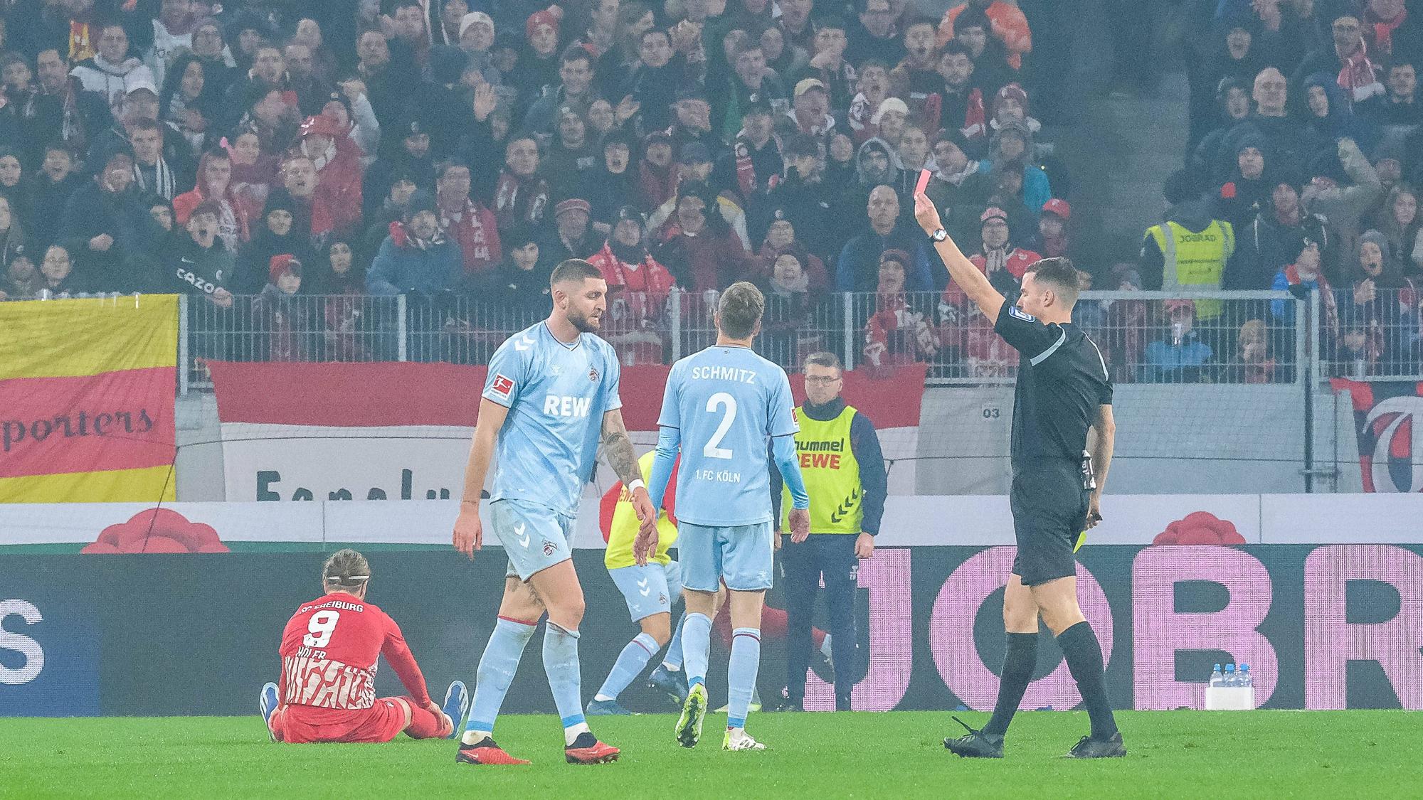 Harm Osmers Schiedsrichter zeigt Jeff Chabot 1. FC Koeln, 24 die Gelb-Rote Karte
