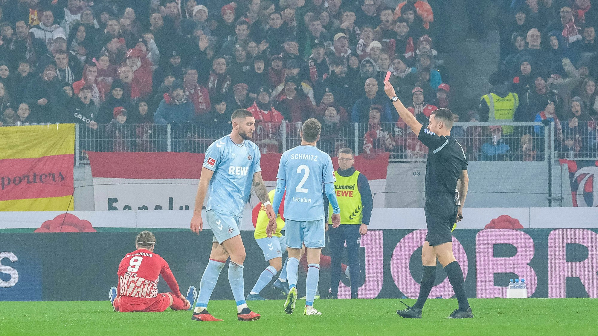 Harm Osmers Schiedsrichter zeigt Jeff Chabot 1. FC Koeln, 24 die Gelb-Rote Karte