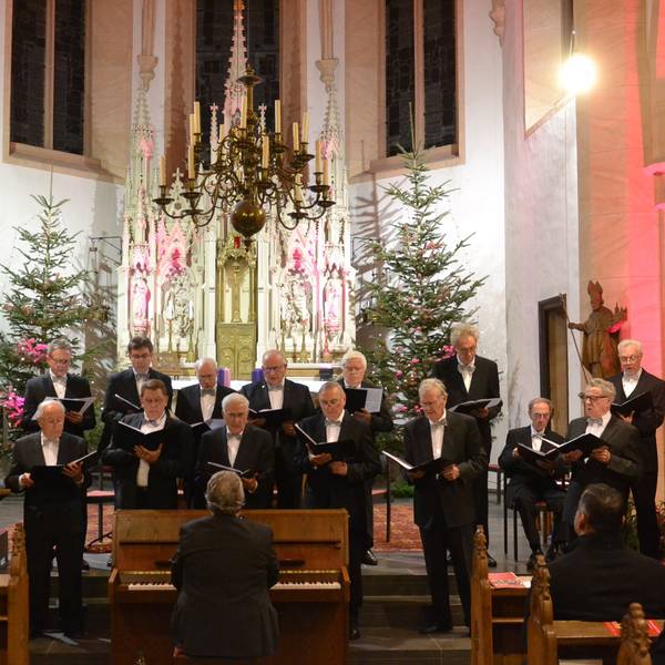 Das Bild zeigt den MGV Kommern während des Auftritts in der Pfarrkirche.
