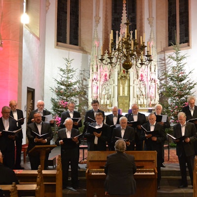 Das Bild zeigt den MGV Kommern während des Auftritts in der Pfarrkirche.