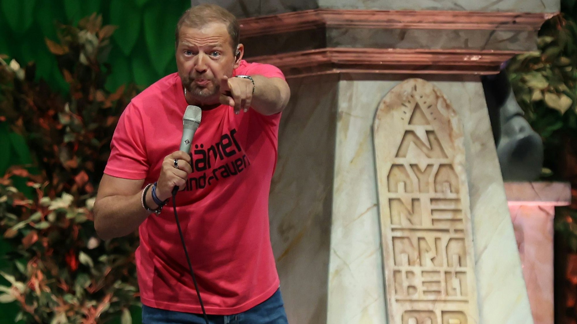 Komiker Mario Barth, hier bei einem Auftritt in Köln Mitte Mai, hat sich erneut gegen das Gendern in der Sprache positioniert und dafür auch Hohn bekommen. (Archivbild)