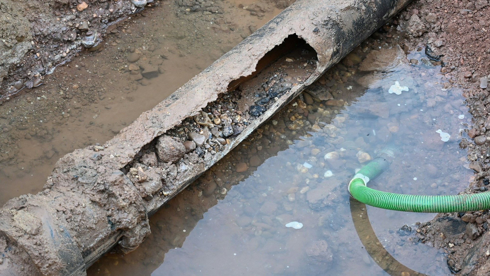 Das Bild zeigt ein geplatztes Wasserrohr.