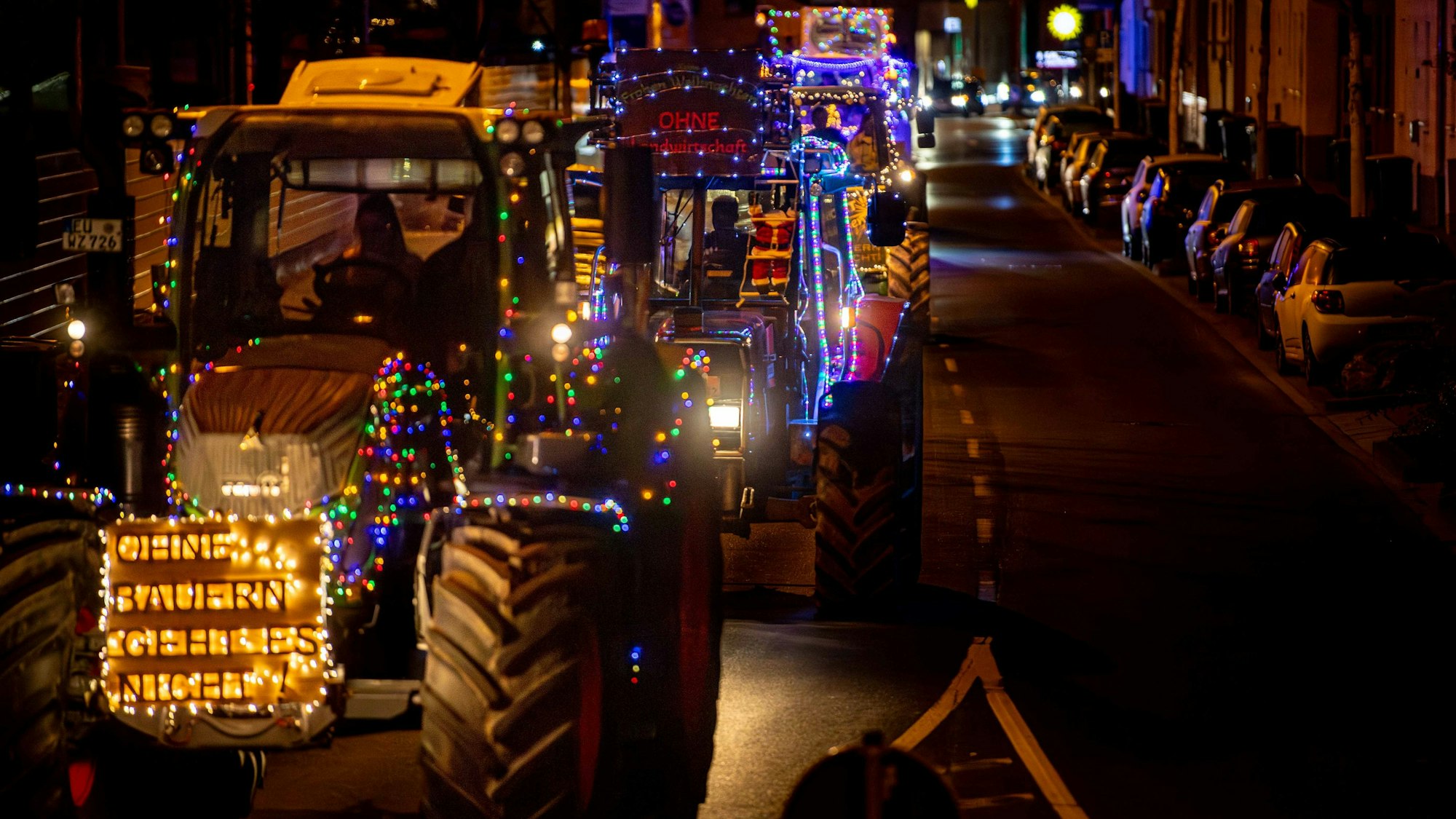 Das Bild zeigt zahlreiche Traktoren auf der Roitzheimer Straße in Euskirchen.