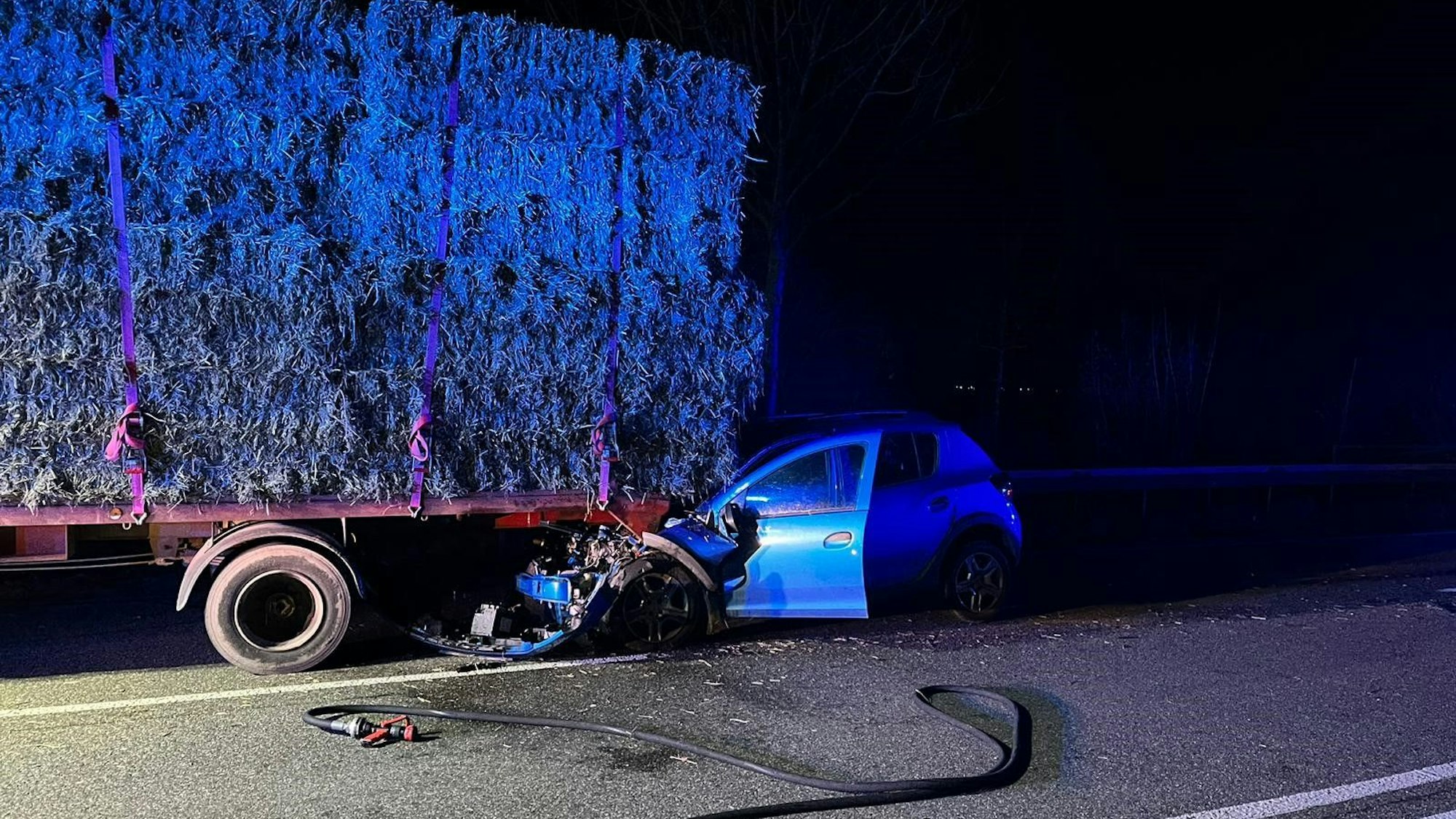Aus bisher noch nicht geklärter Ursache war die Frau mit ihrem Wagen in das Heck eines hoch mit Stroh beladenen Fahrzeuggespanns gefahren.