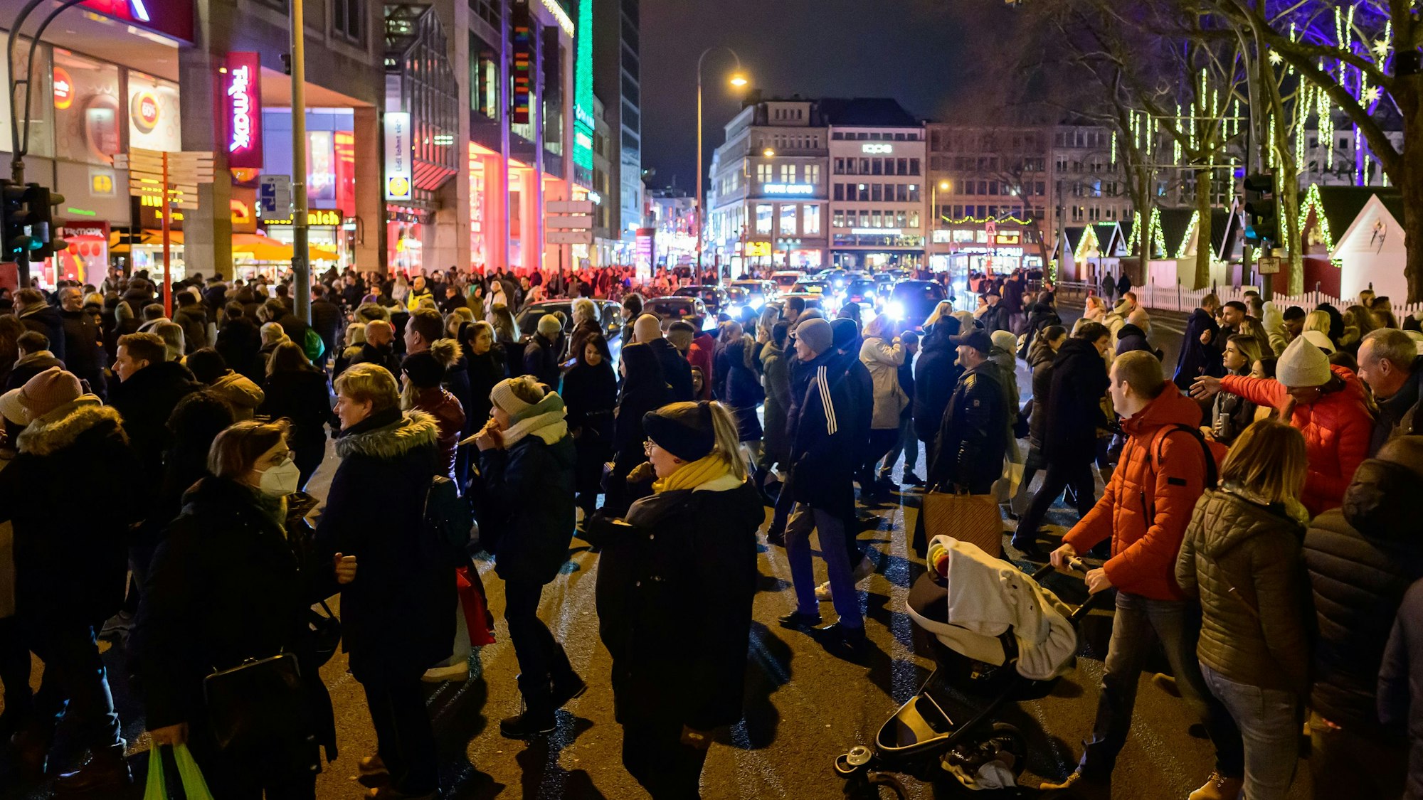 Menschen stehen dicht gedrängt.