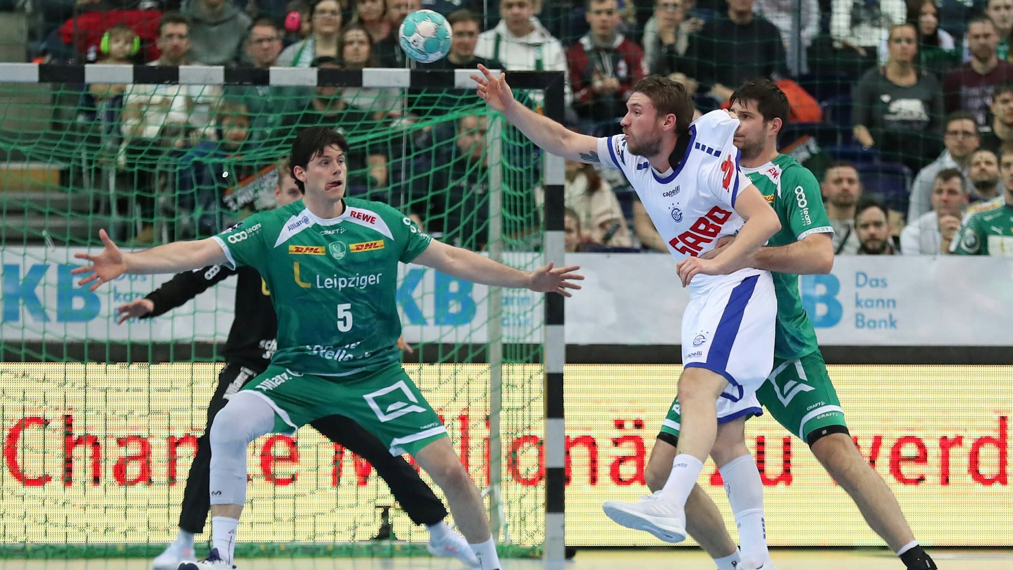 Trotz Bedrängnis durch die  Leipziger Abwehr spielt Domnik Mappes den Ball weiter.