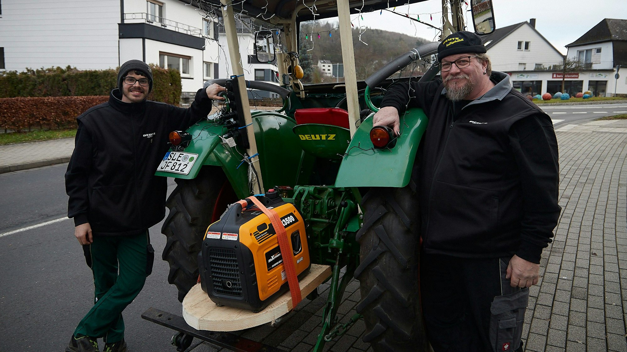 Das Bild zeigt die beiden Teilnehmer aus Hellenthal an ihrem Traktor.