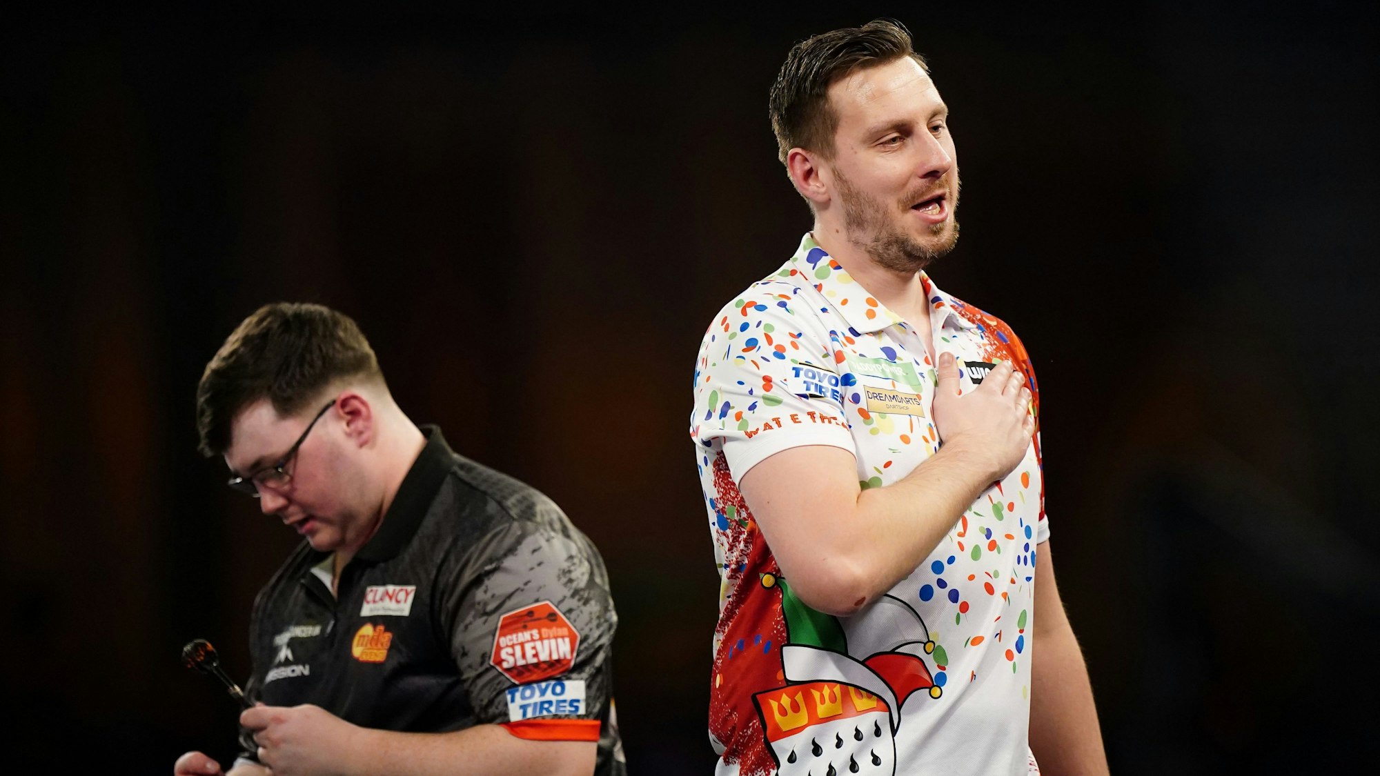 Auftakt bei der Darts-WM in Deutschland: Florian Hempel (r.) siegt über den Iren Dylan Slevin.