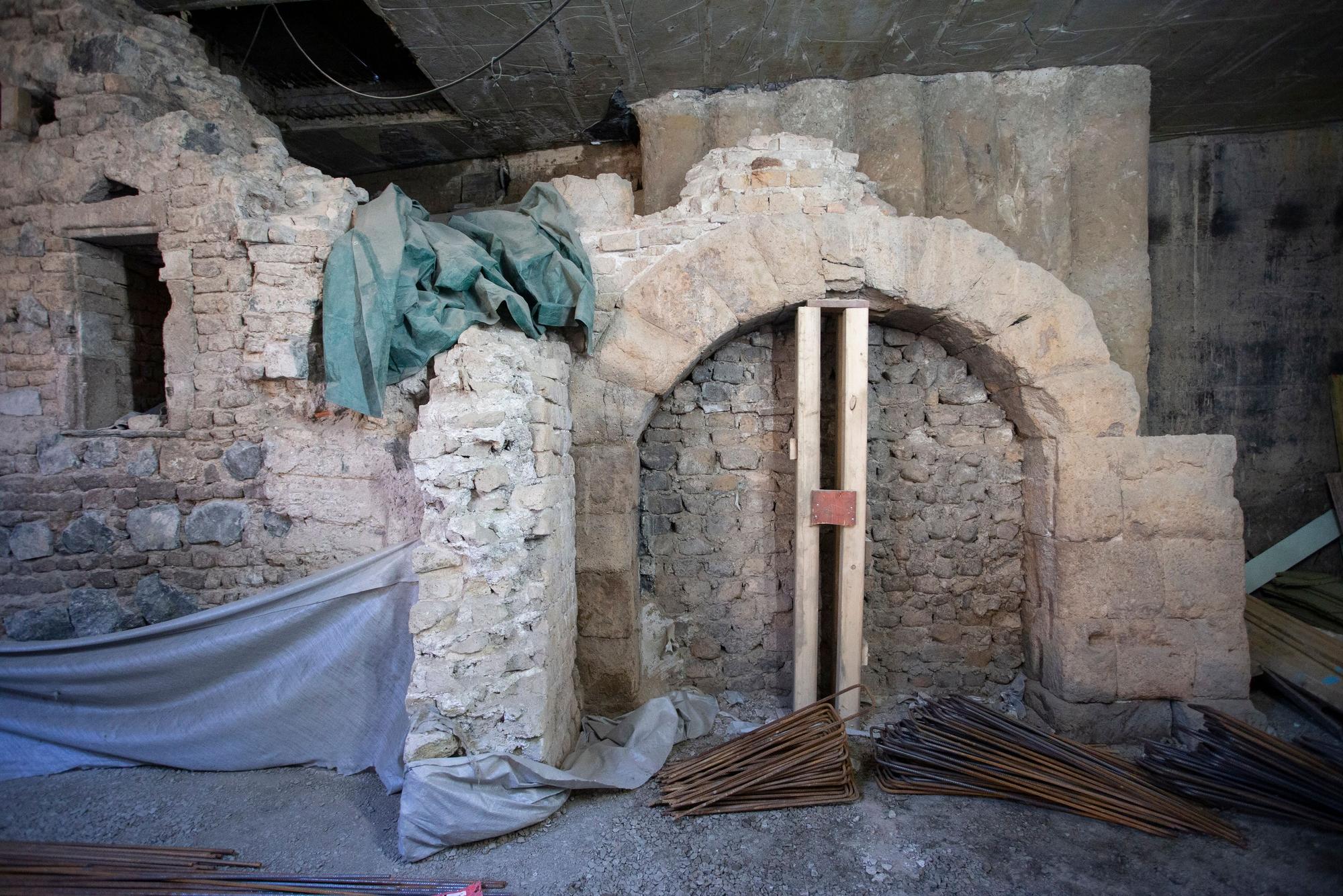 Hinter dem römischen Torbogen mussten große Bohrpfähle aus Stahlbeton eingebracht werden, um die darüber befindliche Rathaus-Laube zu stützen.